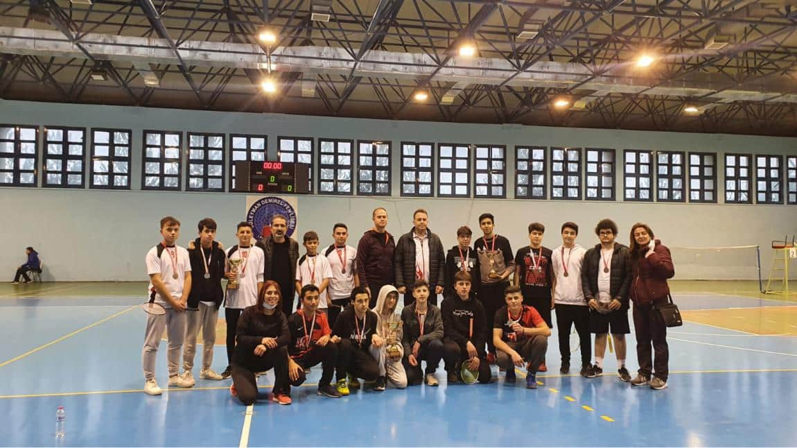 Okulumuzun Badminton Erkek Takımı İl İkincisi Olarak Okulumuza Kupa Kazandırmışlardır