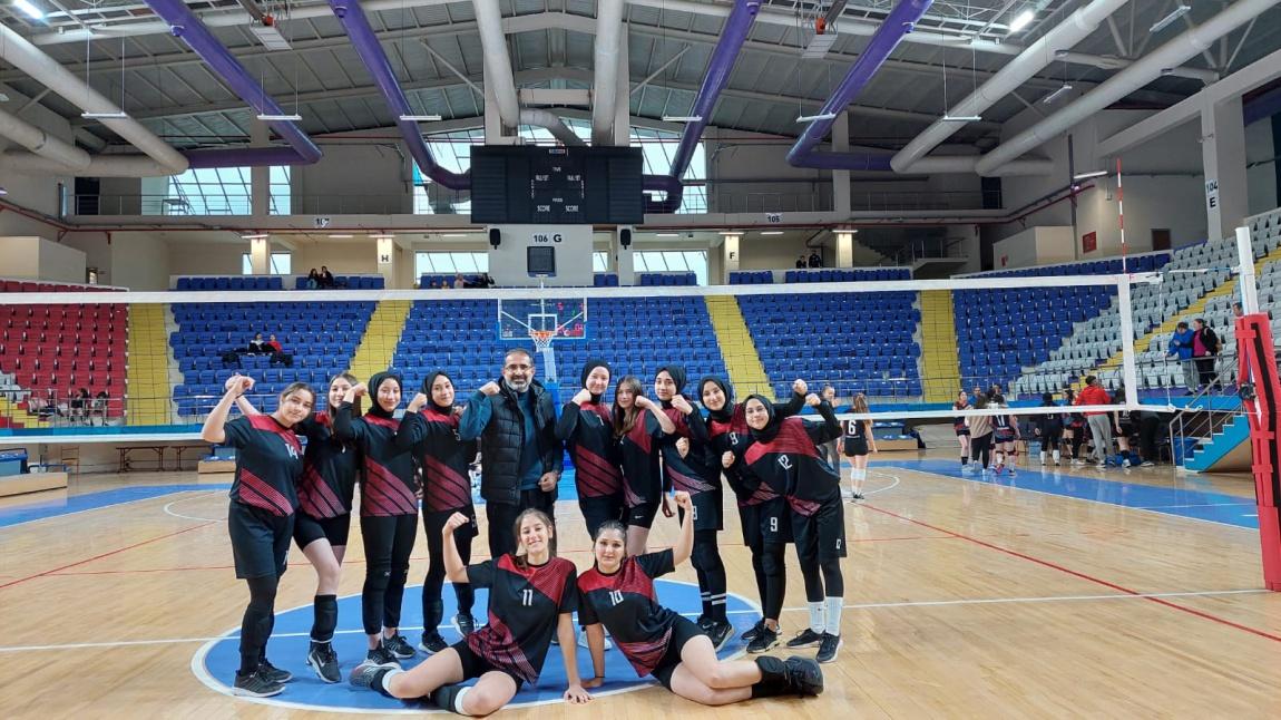 Okulumuz kız voleybol takımı bu gün ki Hocalar Şehit Kamil Tunç CPAL takımını 3 0 mağlup ederek YARI FINALE yükselmişlerdir.