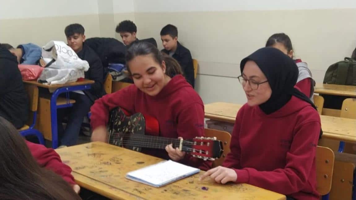 Dönem Sonu Faaliyet Haftası 2. gün Öğrencilerimizin Hazırladığı Gitar Dinletisi Düzenlendi